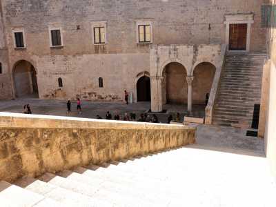 ...per salire la scalinata in stile rinascimentale che conduce al piano nobile, in questi giorni occupato dalla mostra �Antichi Popoli di Puglia�